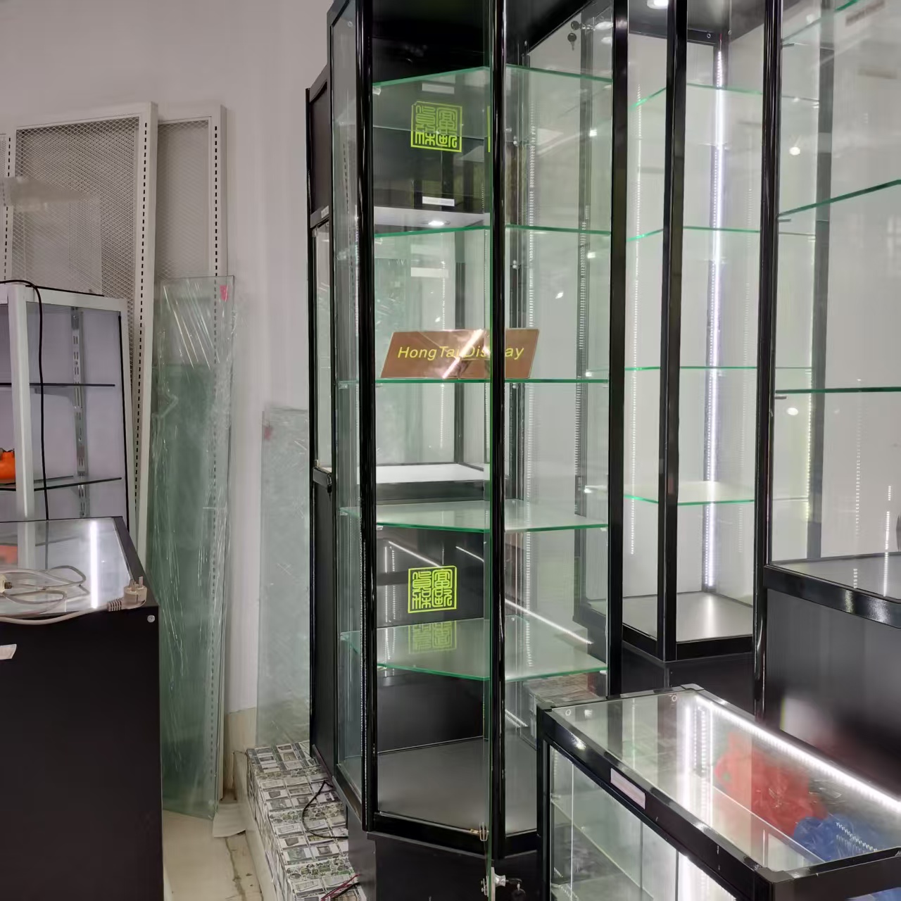 Personalizzato. Espositore per - Interior Design Exhibition recensione e prezzo